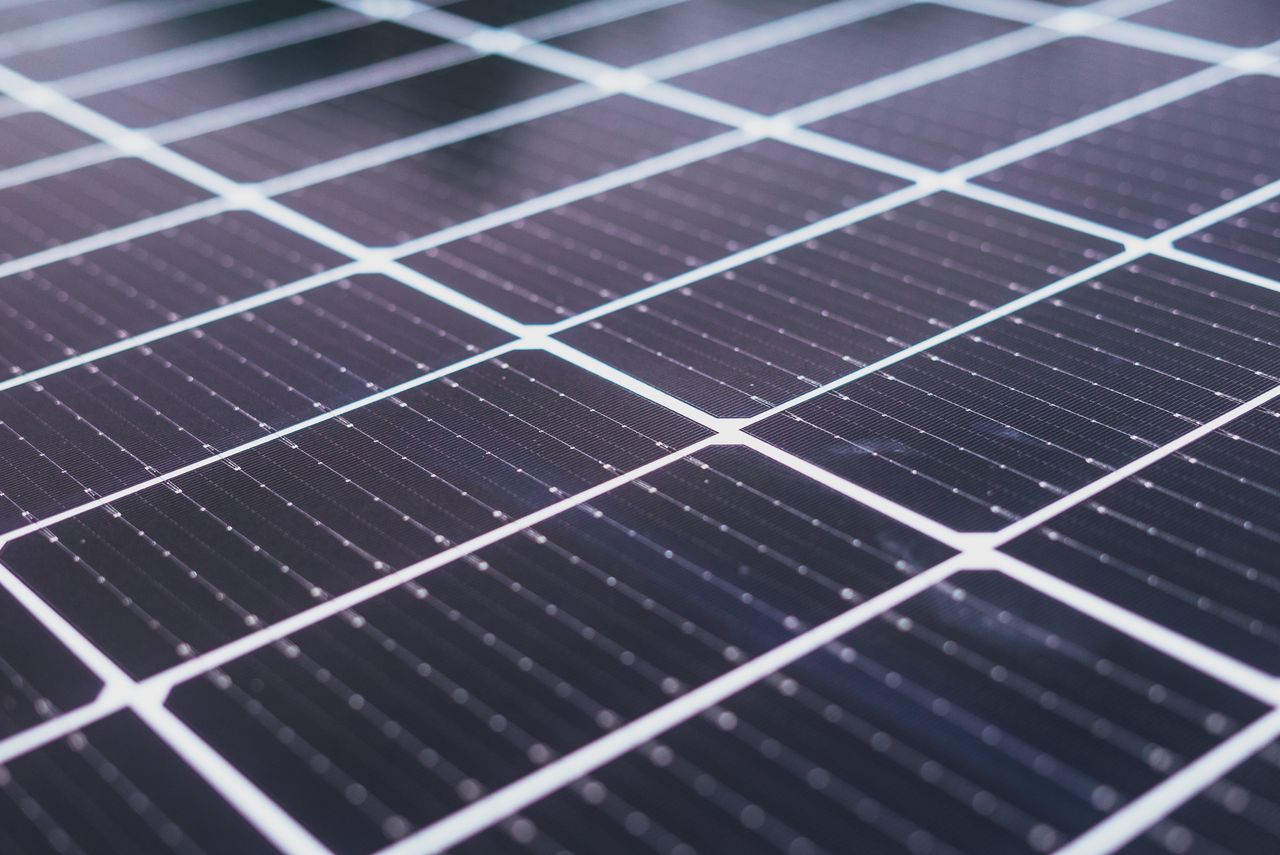 Detail permukaan solar panel dengan susunan sel photovoltaic