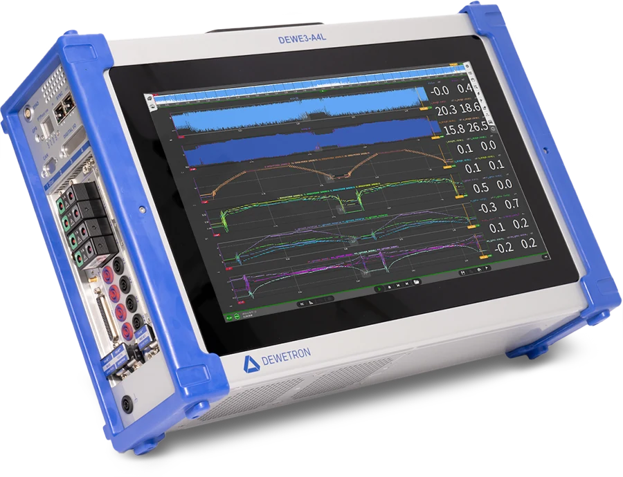 DEWETRON DEWE3-A4L dengan display multi-touch dan empat slot modul TRION di sisi perangkat