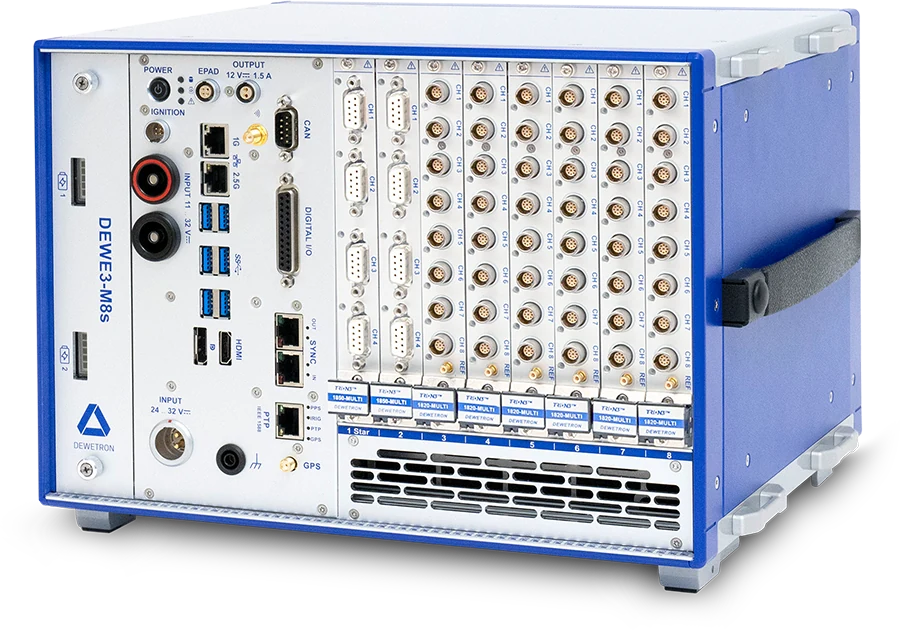 Mainframe DEWETRON DEWE3-M8s dengan delapan slot TRION, dua battery bays, dan panel konektor pengukuran serta daya