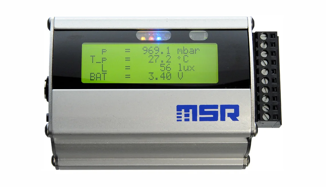 MSR255 multifunction data logger dengan LCD empat baris sedang dipegang untuk memperlihatkan ukuran unit
