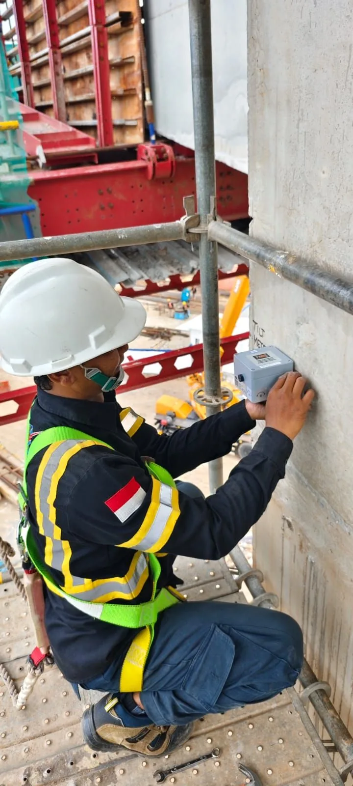 Engineer Testindo memasang Wireless Tiltmeter pada elemen beton Tol Kataraja–Sedyatmo.