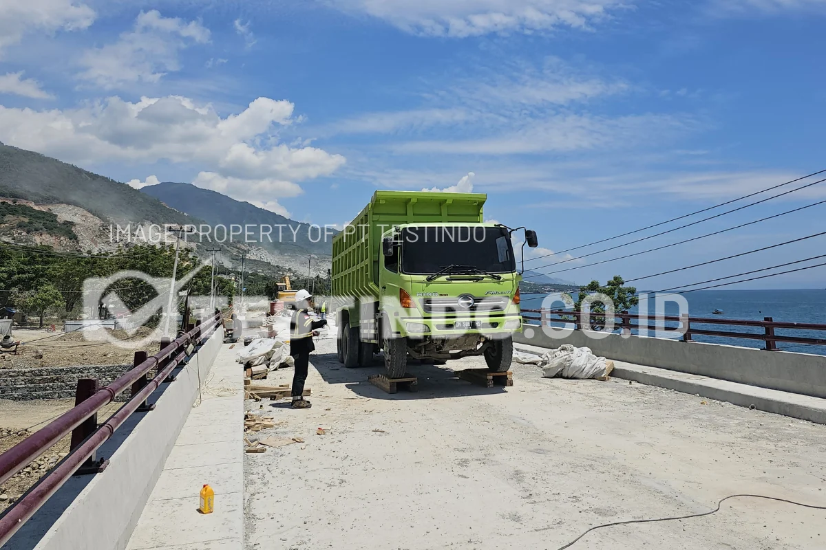 Truk dan tim lapangan pada area pengujian Dynamic Loading Test Jembatan Buluri, Palu.