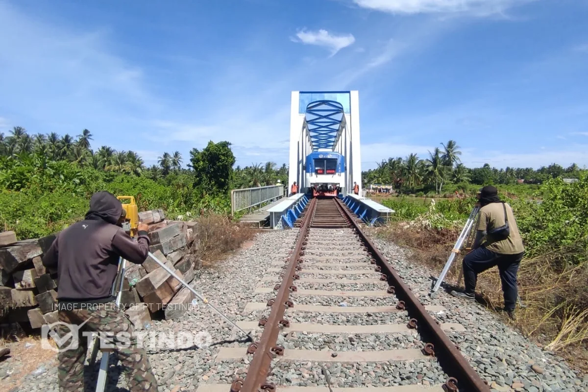 Pengukuran verticality dan leveling sebagai bagian dari pemeriksaan awal jembatan rel.
