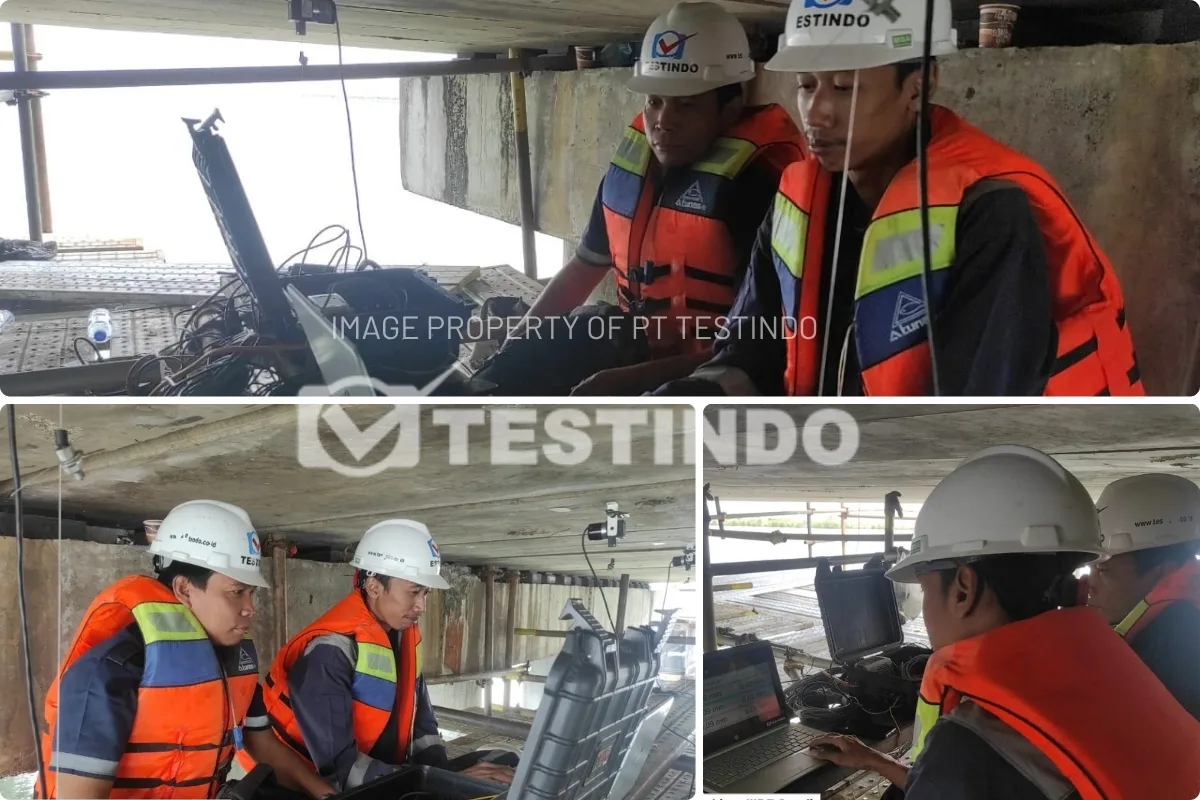 Respons struktur dipantau melalui sistem acquisition selama proses pembebanan.