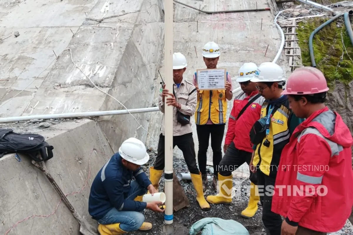Instalasi sensor pada titik yang ditentukan dalam instrumentation plan Bendungan Sidan