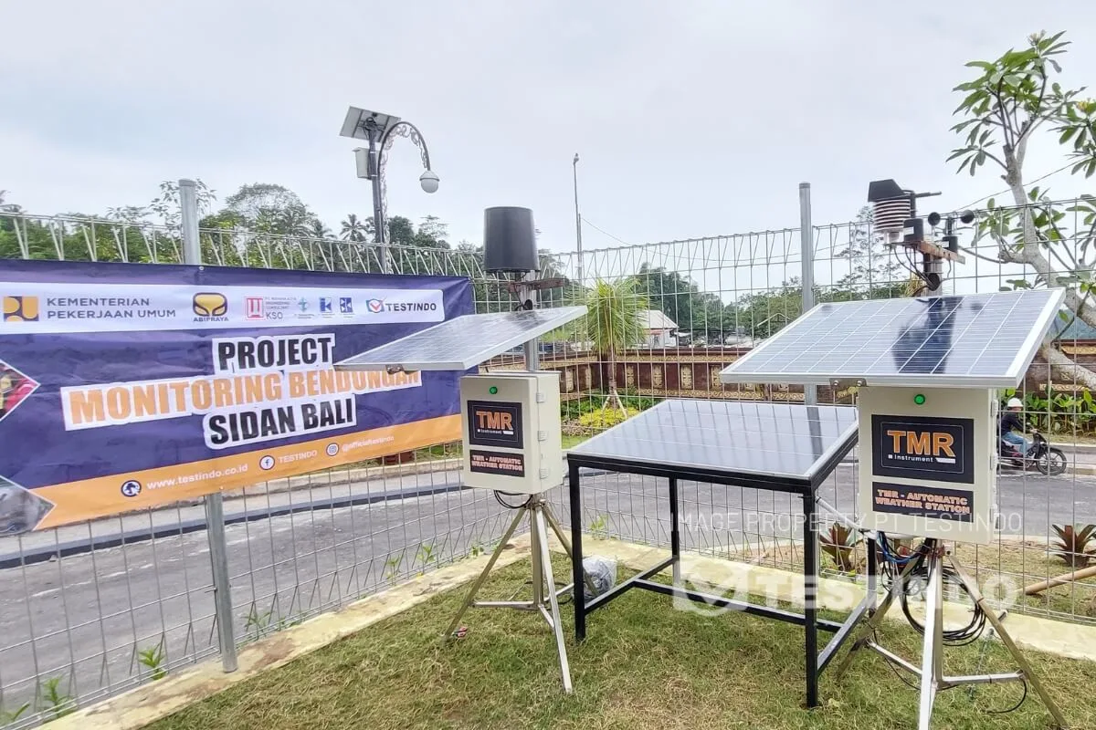 Perangkat monitoring lapangan dengan panel tenaga surya dan sistem komunikasi.