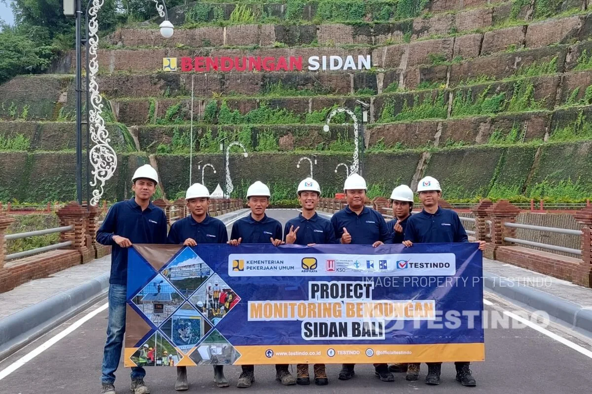 Tim project mendokumentasikan penyelesaian pekerjaan monitoring Bendungan Sidan.