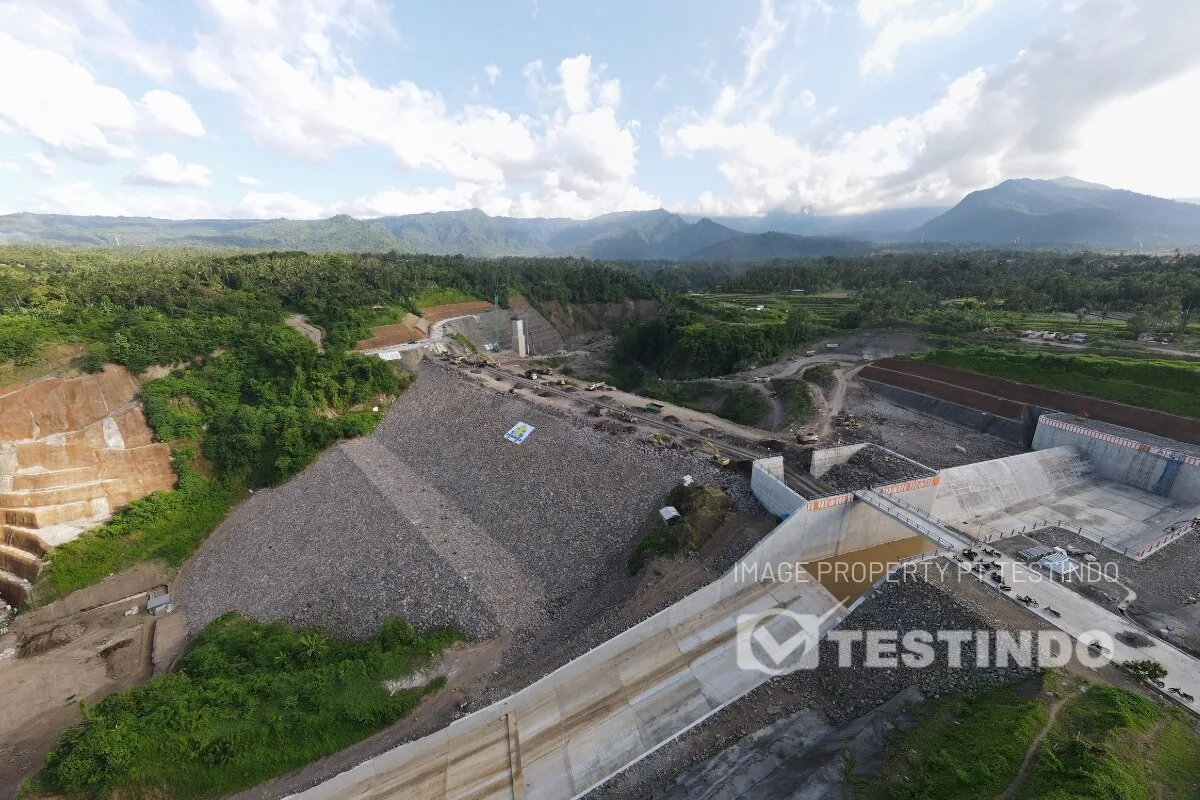Tampilan area Bendungan Tamblang sebagai konteks lokasi instalasi instrumentasi.