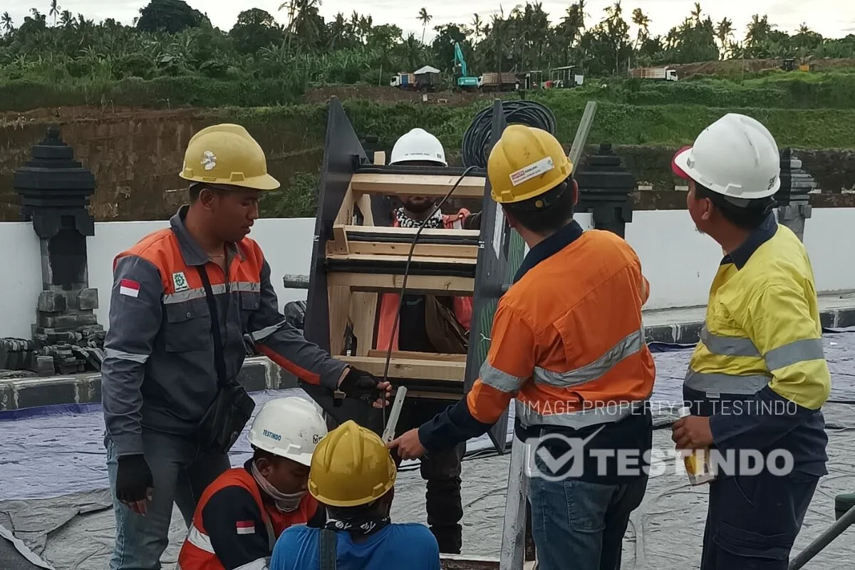 Tim lapangan melakukan instalasi perangkat monitoring pada titik yang telah ditentukan.