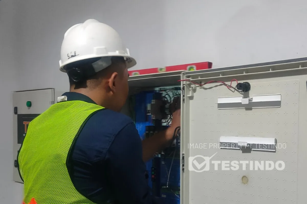 Pemeriksaan dan commissioning panel sebagai bagian dari rangkaian monitoring bendungan.