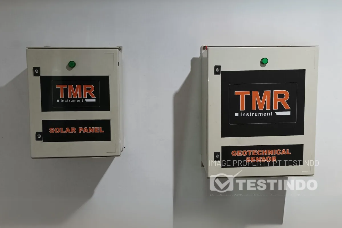 Panel tenaga surya dan perangkat instrumentasi mendukung operasi sistem di lapangan.