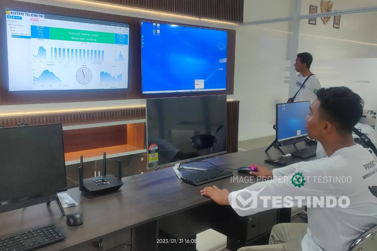 Data dari channel monitoring ditinjau melalui workstation sistem.