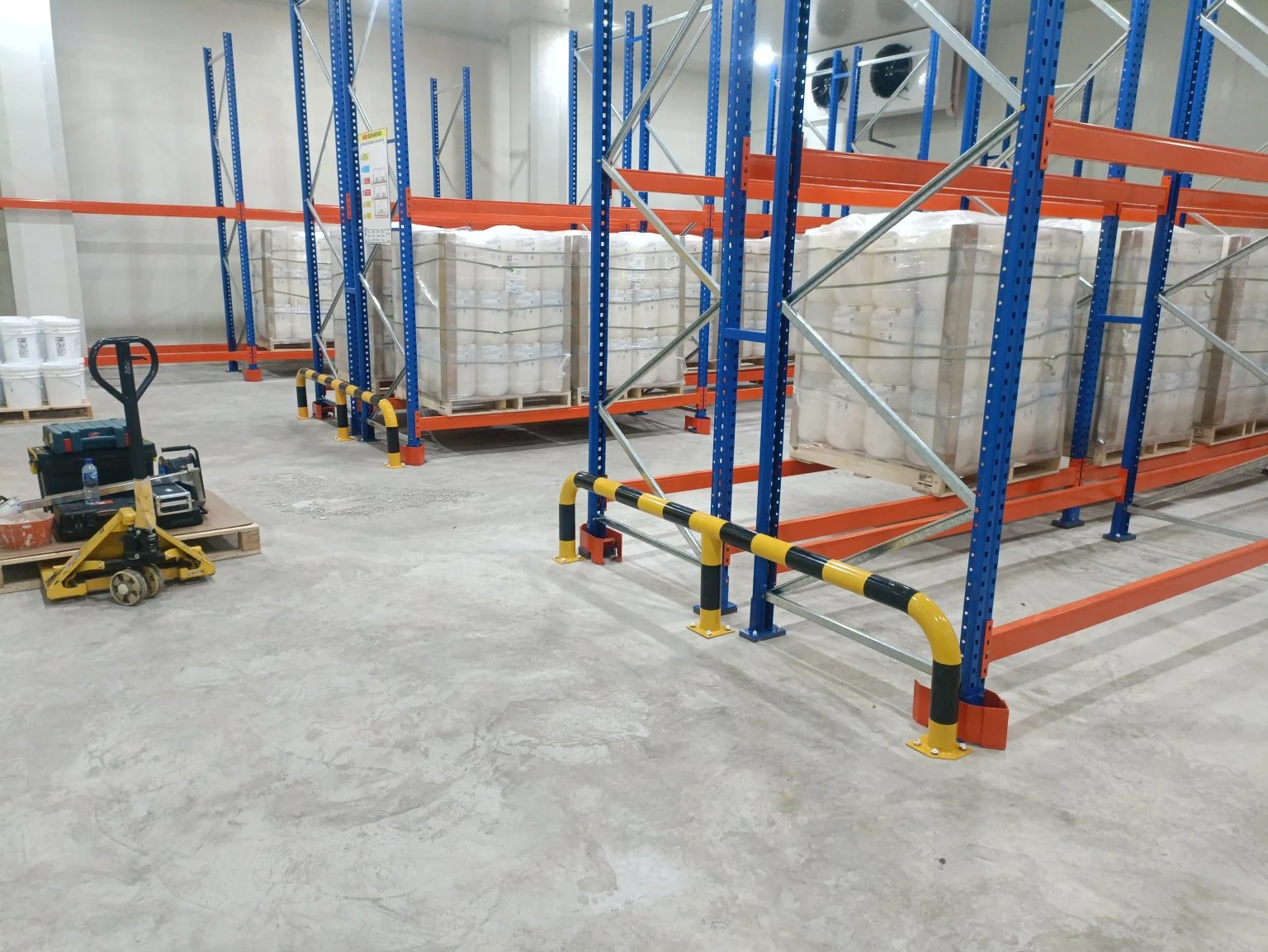 Area pelat lantai coldroom dengan rak penyimpanan dan akses distribusi di PT Tegar Inti Sentosa.