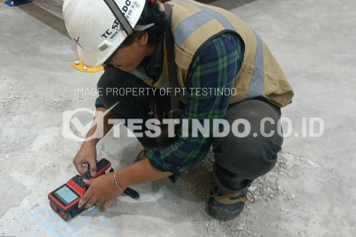 Tim Testindo melakukan Rebar Scan pada pelat lantai coldroom untuk memetakan indikasi tulangan dan selimut beton.