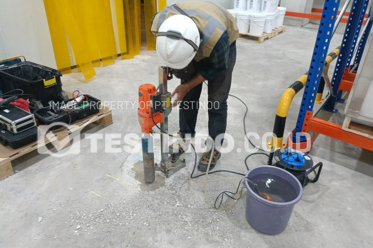 Tim Testindo menggunakan rig Core Drill pada pelat lantai coldroom PT Tegar Inti Sentosa, Tangerang.
