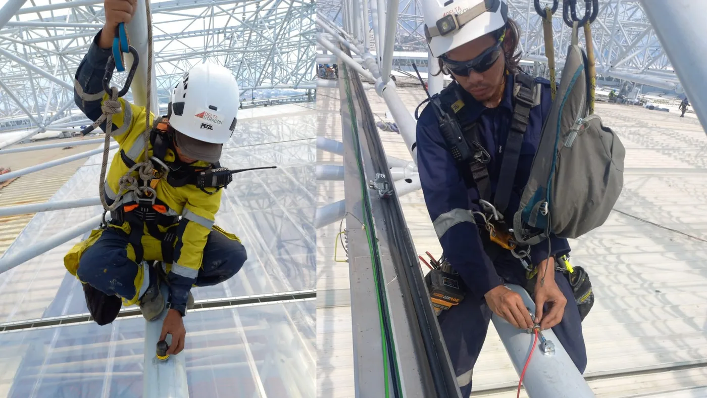 Sensor dipasang pada titik rangka atap yang ditentukan dalam monitoring plan.