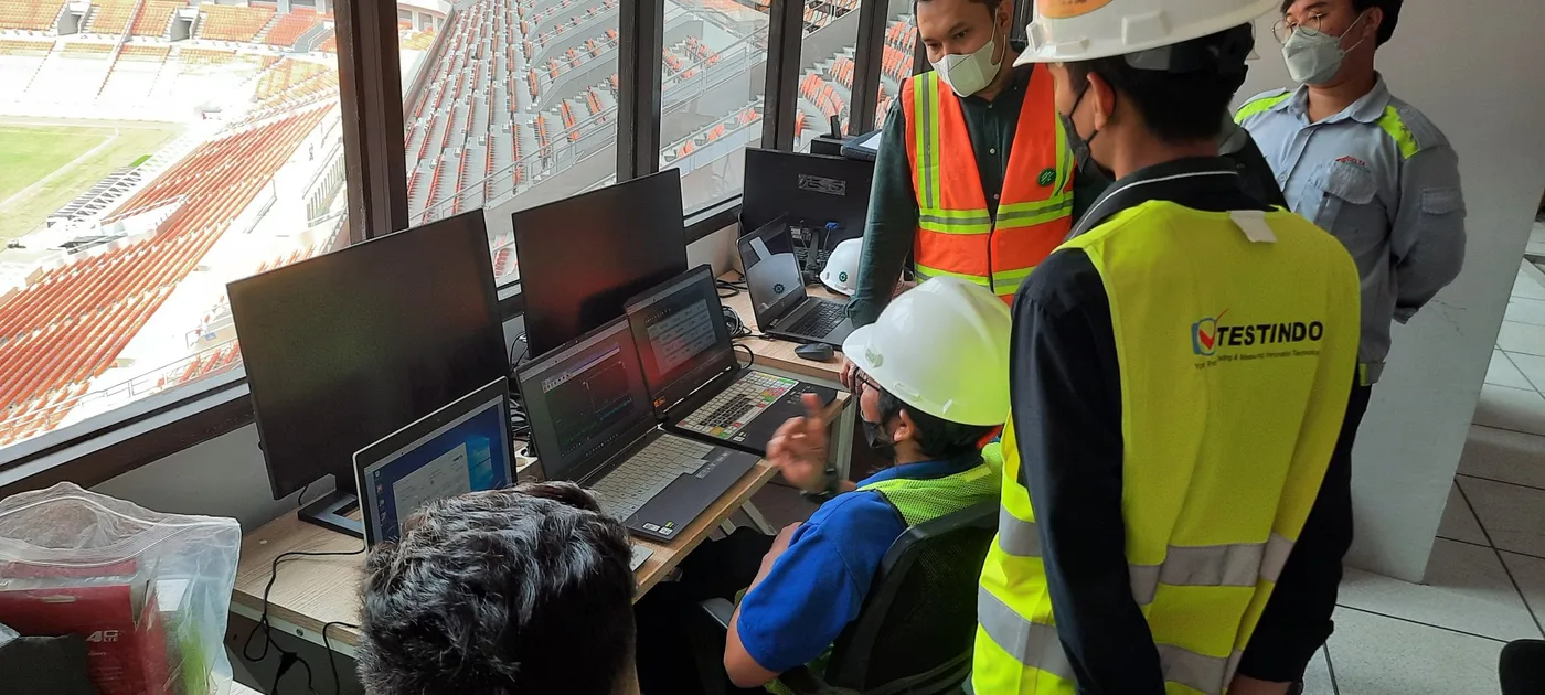 Control room digunakan untuk memantau channel dan kondisi moving process secara terkoordinasi.
