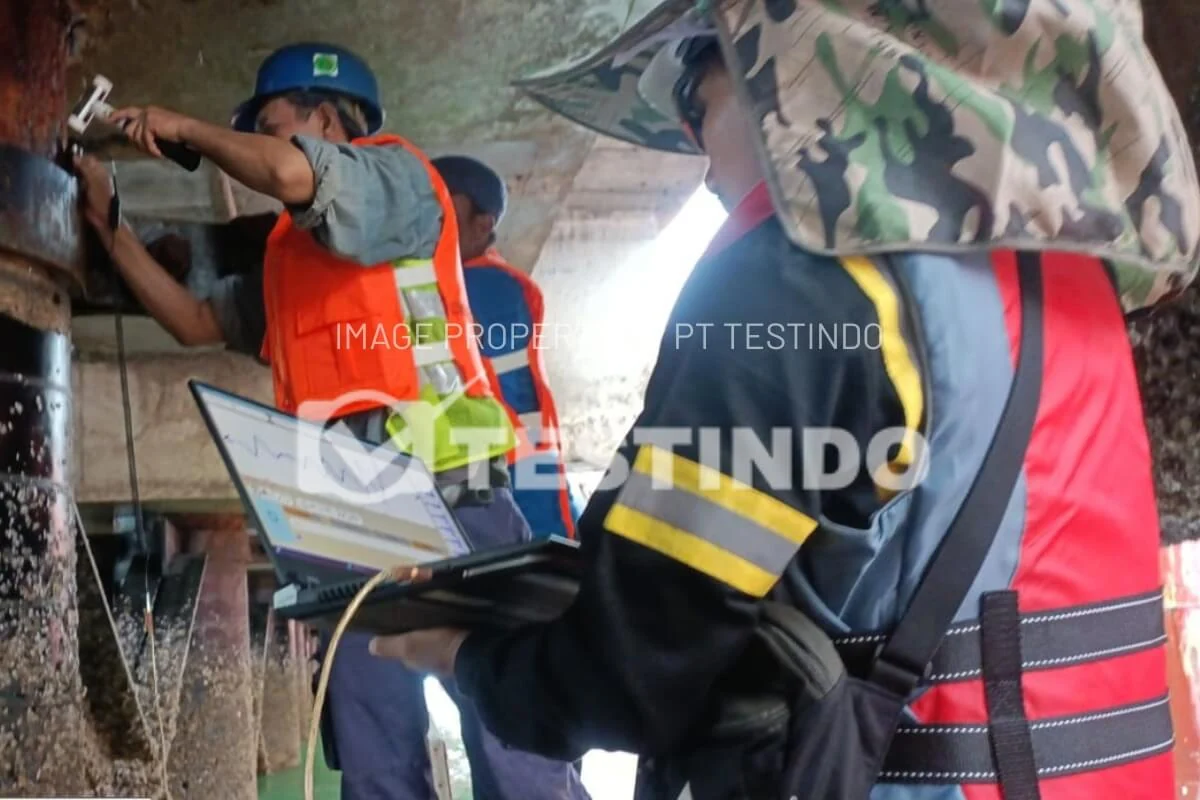 Tim Testindo melakukan pengujian PIT pada steel pipe pile Pelabuhan Batu Ampar dengan sensor dan komputer akuisisi.