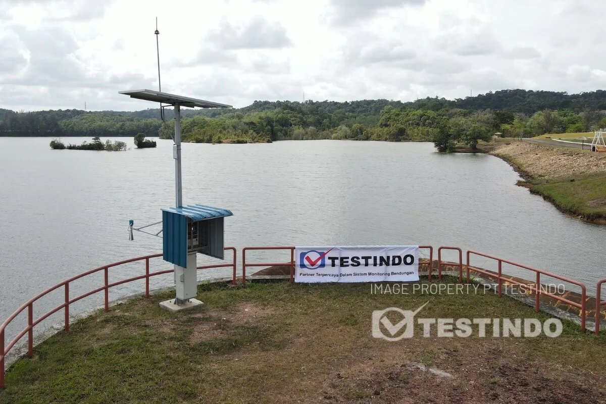Perangkat monitoring terpasang pada area bendungan di Batam.