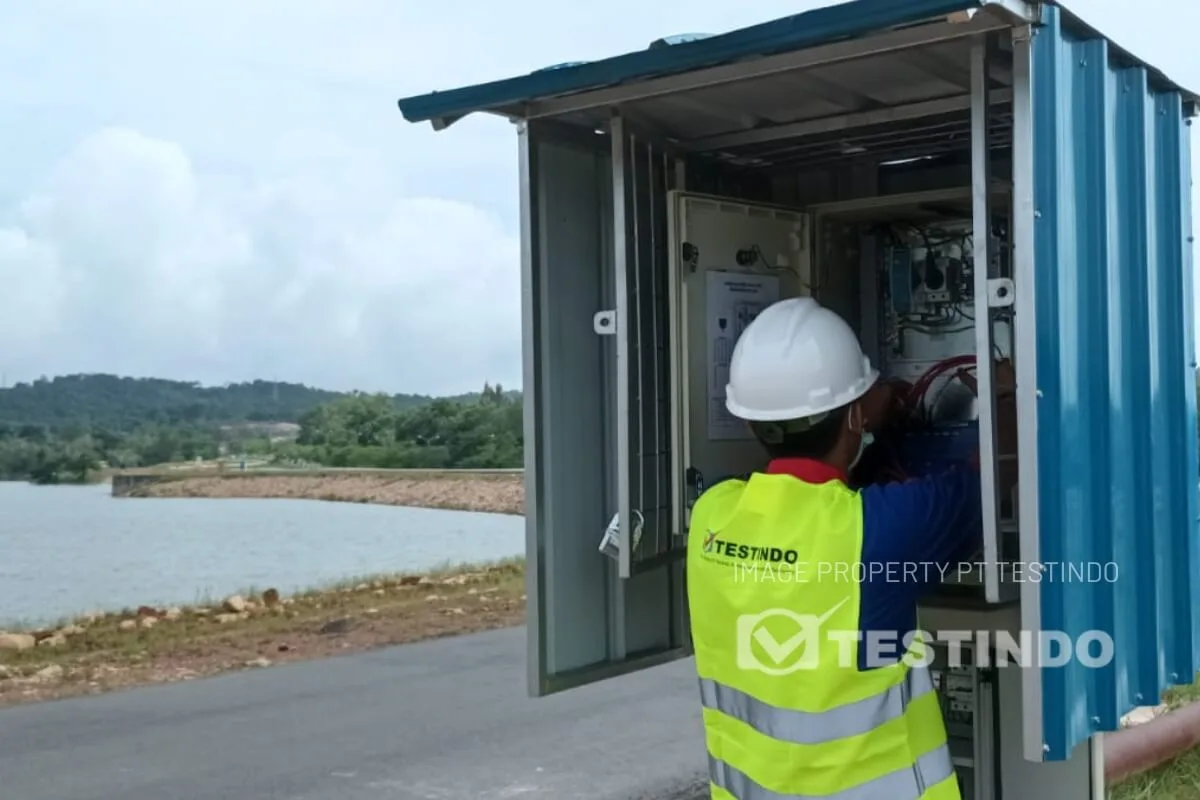 Pemeriksaan panel dan sistem pencatatan data pada salah satu lokasi bendungan.