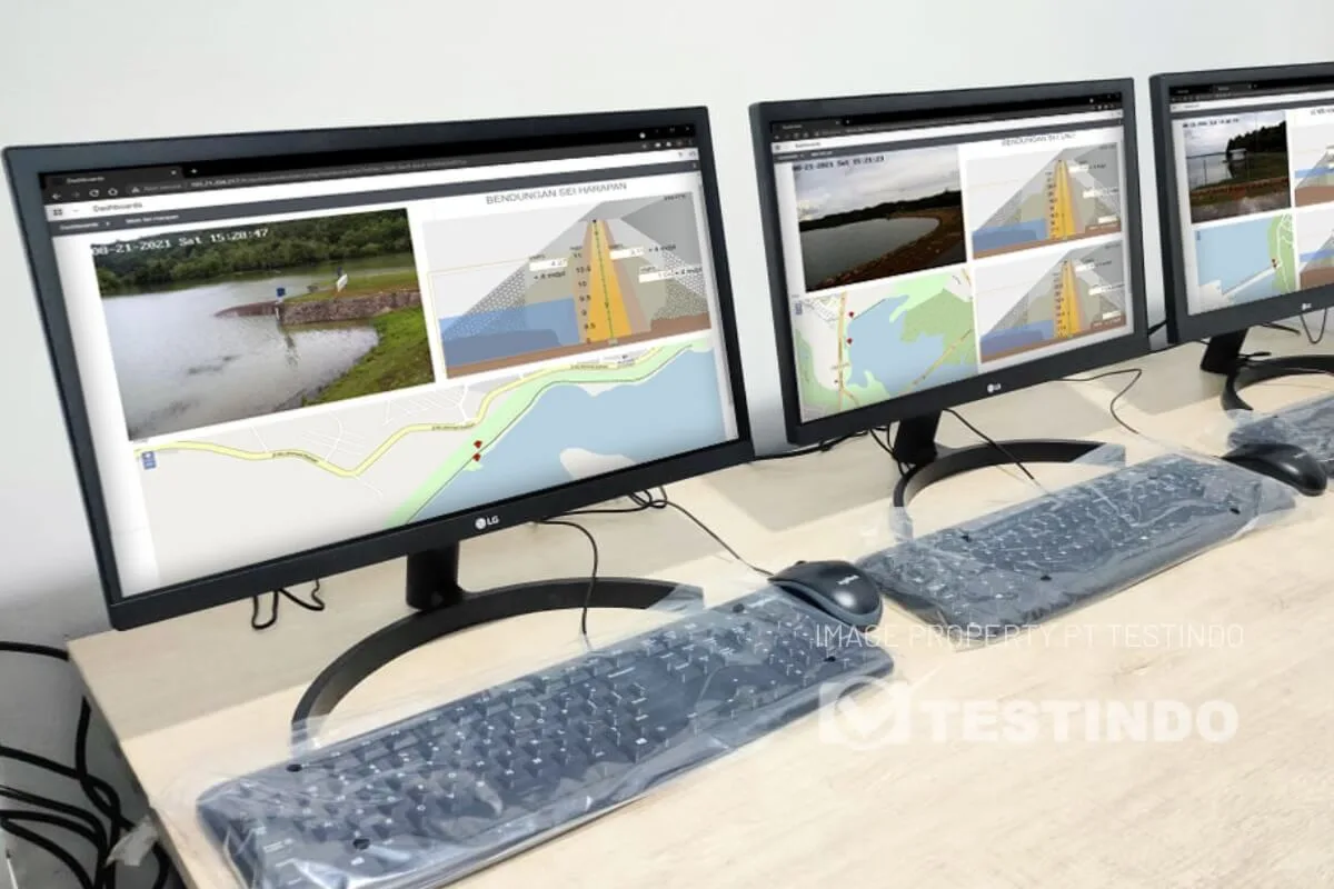 Data monitoring ditampilkan melalui workstation untuk kebutuhan review.