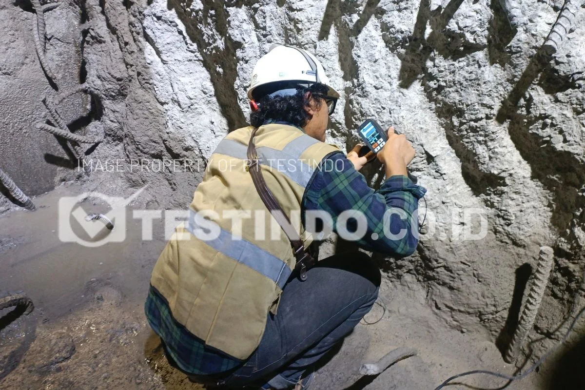 Tim Testindo melaksanakan pengujian UPV pada permukaan beton pondasi Coal Mill PLTU Suralaya.