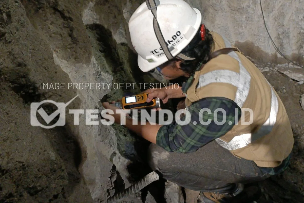 Tim Testindo melaksanakan Hammer Test pada permukaan beton pondasi Coal Mill PLTU Suralaya.