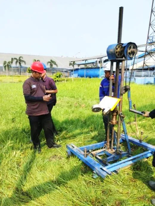 Pelaksanaan dan pencatatan Sondir Test oleh tim Testindo di area PT Intera Lestari Polimer.