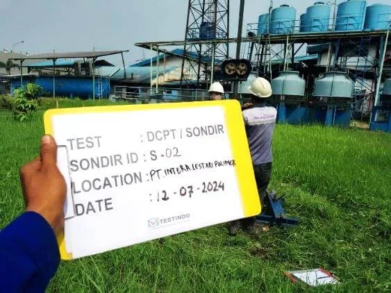 Papan identitas titik S-02 dan pelaksanaan Sondir Test di area PT Intera Lestari Polimer.