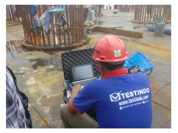 Pengambilan data Crosshole Sonic Logging melalui access tube pada pondasi tiang bor.