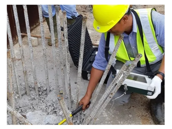 Impact ringan pada kepala tiang saat pelaksanaan Low-Strain Pile Integrity Test.